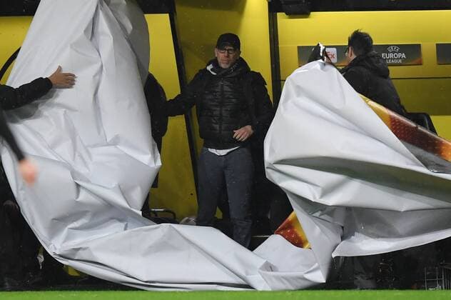 08 03 2018 Football Europa League Season 2017 2018 Eighth finals Borussia Dortmund RB Salzburg 02 During the match the Europa League foil tore off the roof of the coaching bench Peter Stoeger coach Peter Stöger Borussia Dortmund center Team2