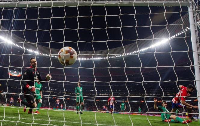 Atletico Madrid s Diego Costa (R) scores the second goal of the team during the UEFA Europa League round of 16 first leg match bewteeen Atletico Madrid and Lokomotiv at the Wanda Metropolitano stadium in Madrid, Spain, 08 March 2018. Atletico Madrid vs. Lokomotiv !ACHTUNG: NUR REDAKTIONELLE NUTZUNG!  Copyright: xRodrigoxJimenezx MAD027 20180308-636561422455272039