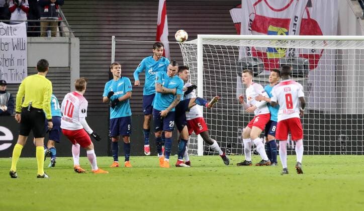 RB Leipzig St Petersburg Soccer Euro League Leipzig 08 03 2018 Red Bull Arena Soccer UEFA Euro League Round of 16 First leg RB Leipzig vs. Zenit St Petersburg Free-kick from Emil Forsberg 10 RB Leipzig at the entablature of the St. Petersburg goal