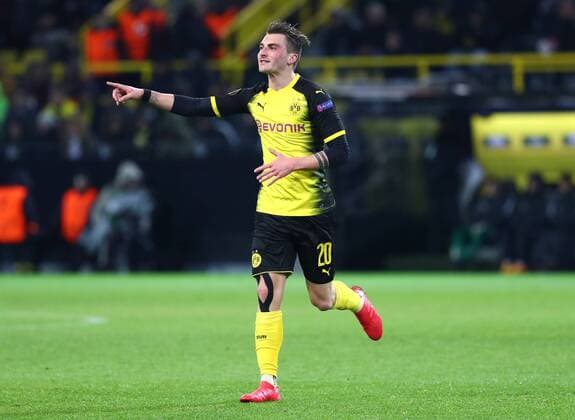 Thursday 08 03 2018 Season 2017 2018 Euro League Round of 16 First leg in Dortmund Signal Iduna Park BVB 09 Borussia Dortmund FC Salzburg Maximilian Philipp BVB conducts and gives instructions to his teammates