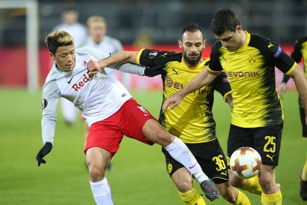 SOCCER - EL, Dortmund vs RBS DORTMUND,GERMANY,08.MAR.18 - SOCCER - UEFA Europa League, last sixteen, Borussia Dortmund vs Red Bull Salzburg. Image shows Hee Chan Hwang (RBS), Oemer Toprak and Sokratis Papastathopoulos (Dortmund). GEPAxpictures xMathiasxMandl