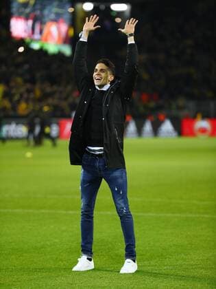 Thursday 08 03 2018 Season 2017 2018 Euro League Round of 16 First leg in Dortmund Signal Iduna Park BVB 09 Borussia Dortmund FC Salzburg Marc Bartra says goodbye to BVB fans in front of the South Stand
