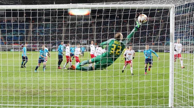 Themen der Woche - SPORT Bilder des Tages - SPORT RB Leipzig - St.Petersburg Fussball Euro League Leipzig, 08.03.2018, Red Bull Arena, Fussball, UEFA EURO EM Europameisterschaft Fussball League , Achtelfinale Hinspiel, RB Leipzig vs. FK Zenit St. Petersburg , Tor für Zenit. Im Bild: Torwart Peter Gulacsi (32, RB Leipzig) kassiert den 1:2 Anschlusstreffer durch DomenicoÊCriscito (4, Zenit). , *** RB Leipzig St Petersburg Soccer Euro League Leipzig 08 03 2018 Red Bull Arena Soccer UEFA Euro League Round of 16 First leg RB Leipzig vs. FK Zenit St Petersburg Goal for Zenit Bild Goalkeeper Peter Gulacsi 32 RB Leipzig conceded the 1 2 goal by DomenicoÊCriscito 4 Zenit
