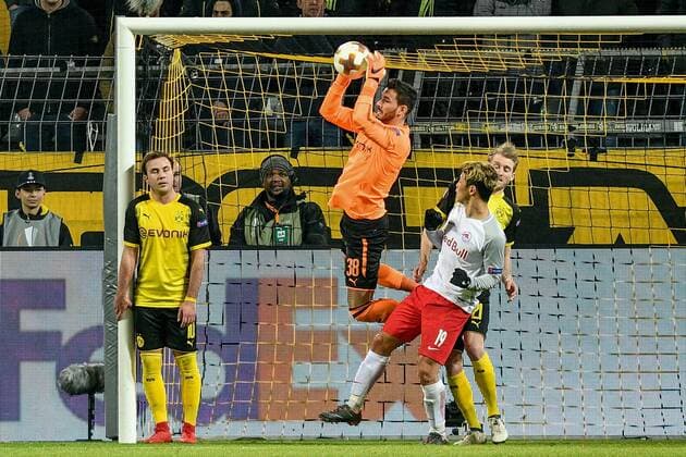 GER 1 FBL Borussia Dortmund vs RB Salzburg 08 03 2018 Signal Iduna Park Dortmund GER 1 picture Borussia Dortmund vs. RB Salzburg im Bild Roman Buerki Bürki 38 Borussia Dortmund scores the ball in front of Hee chan Hwang 19 RB Salzburg nph Mauelshagen nph00321