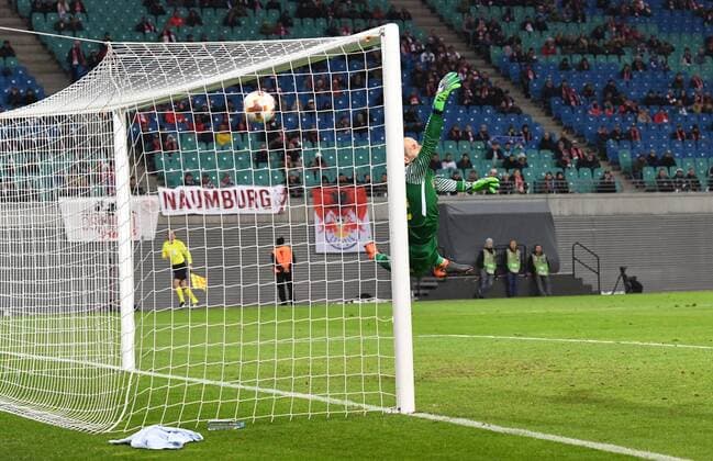 Soccer Mens Season 2017 2018 Europa League Round of 16 First leg RB Leipzig Zenit St Petersburg Domenico Criscito 4 not pictured Zenit St Petersburg scores the 2 1 goal against goalkeeper Peter Gulacsi RB Leipzig 08 03 2018 Copyright: xMatthiasxKochx