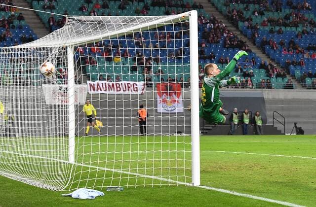 Soccer Mens Season 2017 2018 Europa League Round of 16 First leg RB Leipzig Zenit St Petersburg Domenico Criscito 4 not pictured Zenit St Petersburg scores the 2 1 goal against goalkeeper Peter Gulacsi RB Leipzig 08 03 2018 Copyright: xMatthiasxKochx