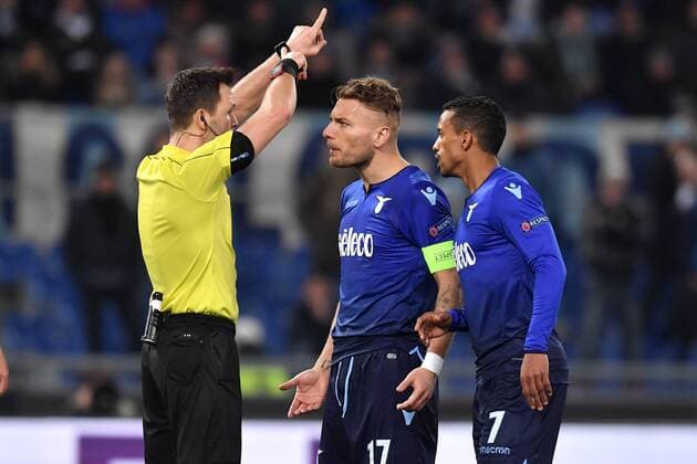 Bilder des Tages - SPORT Ciro Immobile and Nani argue with referee Ivan Kruzliak . Discussione con arbitro Roma 08-03-2018 Stadio Olimpico Football Europa League 2017 2018 Round of 32 Lazio - Dinamo Kiev Foto Antonietta Baldassarre Insidefoto antoxbalda