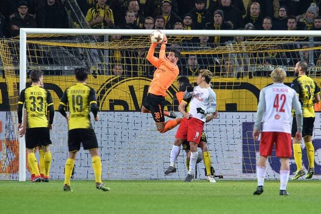 Football Europa League Round of 16 Borussia Dortmund FC Salzburg on 08 03 2018 at Signal Iduna Park in Dortmund Roman Bürki Dortmund mitte can catch the ball xTTx