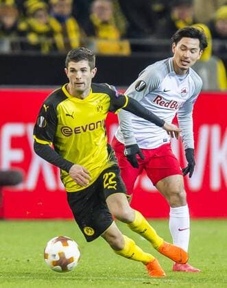 Football UEFA Europa League EL Season 2017 2018 Eighth finals Borussia Dortmund RB Salzburg in Dortmund North Rhine Westphalia Dortmunds Christian Pulisic l and Salzburgs Takumi Minamino are fighting for the ball Copyright: xKirchner DavidxInderliedx
