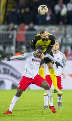 Football UEFA Europa League EL Season 2017 2018 Eighth finals Borussia Dortmund RB Salzburg in Dortmund North Rhine-Westphalia Salzburgs Diadie Samassekou l and Dortmunds Ömer Oemer Toprak fight for the ball Copyright: xKirchner DavidxInderliedx