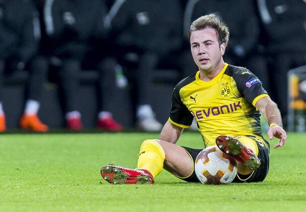 Football UEFA Europa League EL Season 2017 2018 Eighth finals Borussia Dortmund RB Salzburg in Dortmund North Rhine Westphalia Dortmunds Mario Götze Goetze sits on the grass and has the ball trapped between his legs Copyright: xKirchner DavidxInderliedx