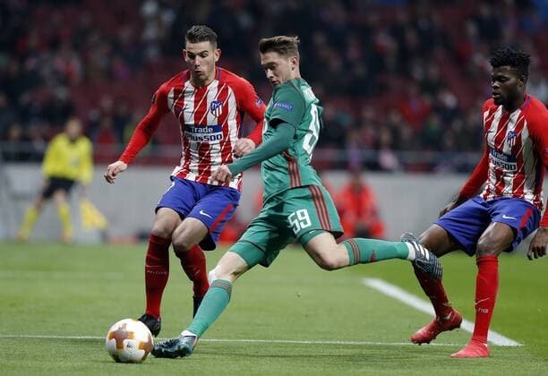 Partido de ida de octavos de Europa League entre el Atletico y el Lokomotiv. En la imagen, Lucas y Miranchuck.Europa League 1 16 first leg match between Atletico and Lokomotiv. In this picture, Lucas and Miranchuck. 