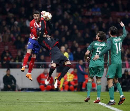 Bilder des Tages - SPORT Partido de ida de octavos de Europa League entre el Atletico y el Lokomotiv. En la imagen, Gimenez y Guilherme.Europa League 1 16 first leg match between Atletico and Lokomotiv. In this picture, Gimenez and Guilherme. 