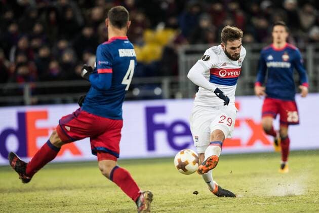 (180309) -- MOSCOW, March 9, 2018 -- Lucas Tousart (R) of Lyon shoots during the UEFA Europa League round of 16 first leg match between Russia s CSKA and France s Lyon, in Moscow, Russia, March 8, 2018. Lyon won 1-0. ) (SP)RUSSIA-MOSCOW-EUROPA LEAGUE-CSKA VS LYON WuxZhuang 
