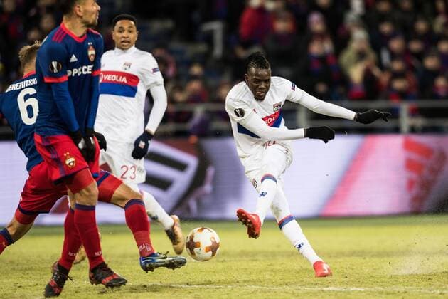 (180309) -- MOSCOW, March 9, 2018 -- Bertrand Traore (R) of Lyon shoots during the UEFA Europa League round of 16 first leg match between Russia s CSKA and France s Lyon, in Moscow, Russia, March 8, 2018. Lyon won 1-0. ) (SP)RUSSIA-MOSCOW-EUROPA LEAGUE-CSKA VS LYON WuxZhuang 