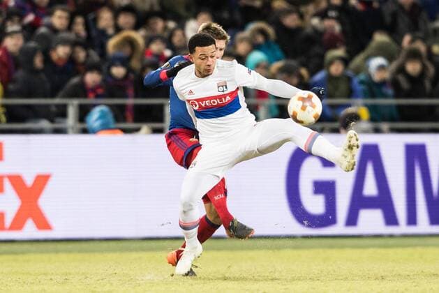 (180309) -- MOSCOW, March 9, 2018 -- Memphis Depay (Front) of Lyon controls the ball during the UEFA Europa League round of 16 first leg match between Russia s CSKA and France s Lyon, in Moscow, Russia, March 8, 2018. Lyon won 1-0. ) (SP)RUSSIA-MOSCOW-EUROPA LEAGUE-CSKA VS LYON WuxZhuang 