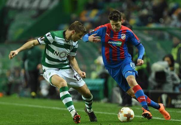 (180309) -- LISBON, March 9, 2018 -- Stefan Ristovski (L) of Sporting vies for the ball with Jan Kovarik of FC Viktoria Plzen during the UEFA Europa League round of 16 first leg match at the Jose Alvalade stadium in Lisbon, Portugal, on March 8, 2018. Sporting won 2-0.) (SP)PORTUGAL-LISBON-EUROPA LEAGUE-SPORTING VS PLZEN ZhangxYadong 