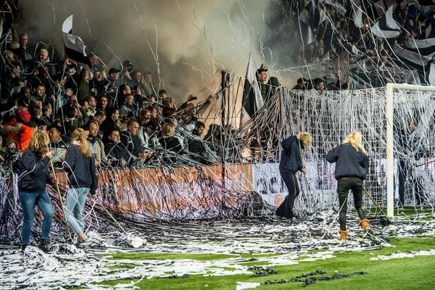 Themen der Woche - SPORT Bilder des Tages - SPORT Almelo, Polman Stadion, 09-03-2018, Voetbal, Eredivisie, Seizoen 2017 2018. Heracles Almelo - FC Twente. Sfeeractie door harde kern van Heracles. Heracles - Twente  x2041215x