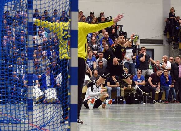 09 03 2018 xpsx Handball 3 Liga HSG Hanau SG Bruchköbel Sebastian Schermuly Hanau Milos Kreckovic Bruchköbel Hanau Hessen Germany