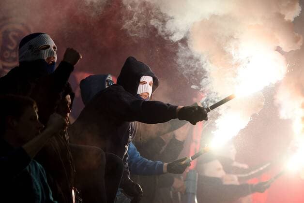Themen der Woche - SPORT Bilder des Tages - SPORT 09.03.2018, xfux, Fussball 1.Bundesliga, FSV Mainz 05 - FC Schalke 04, emspor, v.l. Fans, Schals, Stimmung, FC Schalke 04, Fanblock Pyrotechnik, Pyro, Rauch, Feuer, Randale, Bengalos, Rauchbomben, pirotecnica, fumo, fuoco Mainz *** 09 03 2018 xfux Soccer 1 Bundesliga FSV Mainz 05 FC Schalke 04 emspor v l Fans Scarfs Mood FC Schalke 04 Fan Block Pyrotechnics Pyro Smoke Fire Rampage Bengalos Smoke Bombs pirotecnica fumo fuoco Mainz