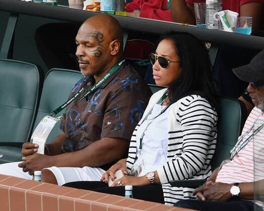 Bilder des Tages - SPORT INDIAN WELLS, CA - MARCH 09: Former professional boxer Mike Tyson with his wife Lakiha Spicer in the stands on center court during the Simona Halep (ROU) vs. Kristyna Pliskova (CZE) WTA Tennis Damen tennis match during the BNP Paribas Open played on March 9, 2018 at the Indian Wells Tennis Garden in Indian Wells, CA. (Photo by John Cordes Icon Sportswire) TENNIS: MAR 09 BNP Paribas Open Icon506180309036 EDITORIAL USE ONLY
