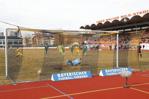 Season 27 2018 SpVgg Bayreuth vs. VfB Eichstätt SpVgg Oberfranken Bayreuth Player No. 36 Kristian Böhnlein left VfB Eichstätt Goalkeeper No. 21 Jonas Herter right Penalty for SpVgg Bayreuth 1 1