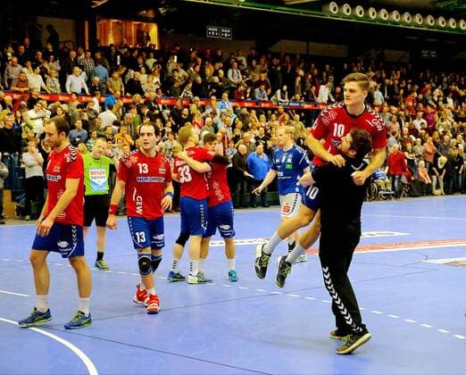 After closing time coach Christian Köhrmann Wilhelmshaven celebrates with Kay Smits Wilhelmshaven the point win handball 2 league 2017 18 EHV Aue Wilhelmshavener HV 29 29 at 10 3 2018 EHV Aue Wilhelmshavener HV