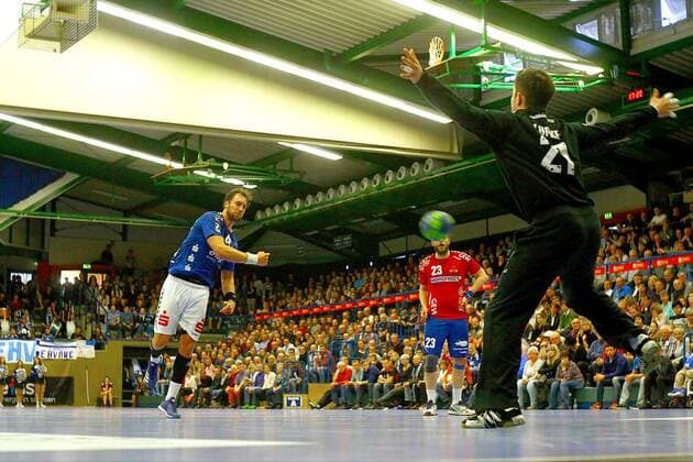 Goalkeeper Frederick Lüpke Wilhelmshaven copes with the penalty of Marc Pechstein Aue Handball 2 League 2017 18 EHV Aue Wilhelmshavener HV at 10 3 2018 EHV Aue Wilhelmshavener HV