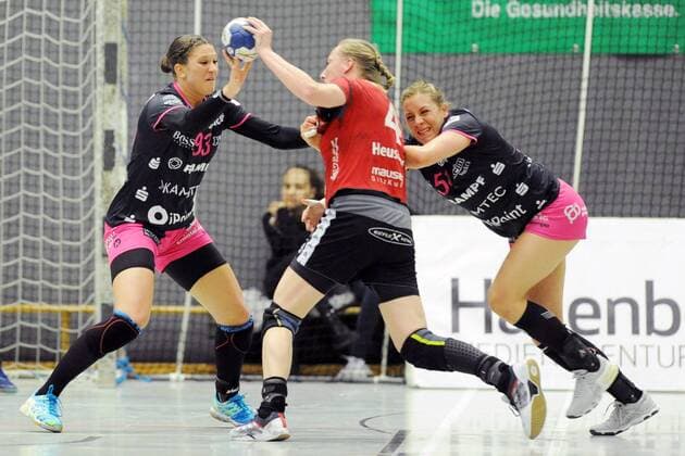 Julia Behnke TuS Metzingen Sabine Heusdens HSG Bad Wildungen Vipers on the ball and Marija Obradovic TuS Metzingen in defense Handball 1 Bundesliga Women HSG Bad Wildungen Vipers vs TuS Metzingen 10 03 2018 Bad Wildungen Copyright: xEIBNER RolandxSippelx EP_RSL