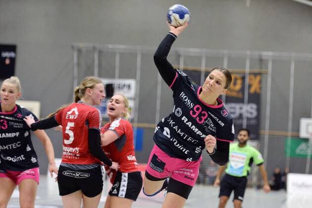 Julia Behnke TuS Metzingen at the throw Tamara Haggerty HSG Bad Wildungen Vipers NR 5 Anouk Nieuwenweg HSG Bad Wildungen Vipers M Handball 1 Bundesliga Women HSG Bad Wildungen Vipers vs TuS Metzingen 10 03 2018 Bad Wildungen Copyright: xEIBNER RolandxSippelx EP_RSL