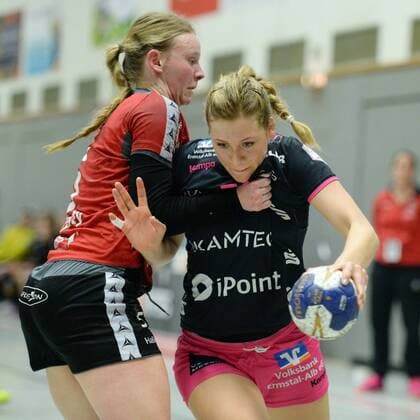 Marija Obradovic TuS Metzingen on the ball and Tamara Haggerty HSG Bad Wildungen Vipers Handball 1 Bundesliga Women HSG Bad Wildungen Vipers vs TuS Metzingen 10 03 2018 Bad Wildungen Copyright: xEIBNER RolandxSippelx EP_RSL