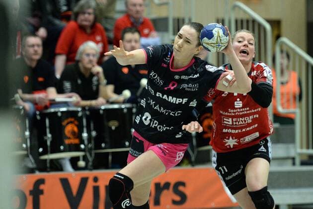 Monika Kobylinska TuS Metzingen L at the throw Miranda Schmidt Robben HSG Bad Wildungen Vipers R Handball 1 Bundesliga Women HSG Bad Wildungen Vipers vs TuS Metzingen 10 03 2018 Bad Wildungen Copyright: xEIBNER RolandxSippelx EP_RSL