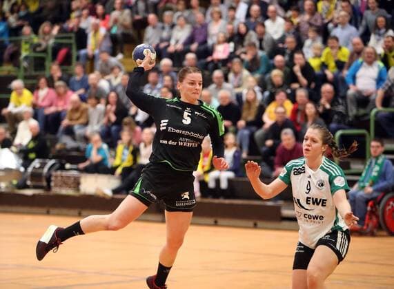 TV Nellingen VfL Oldenburg Germany Ostfildern 10 03 2018 Handball Women Bundesliga Season 2017 2018 TV Nellingen VfL Oldenburg vl Annika Blanke TV Nellingen Julia Wenzl VfL Oldenburg
