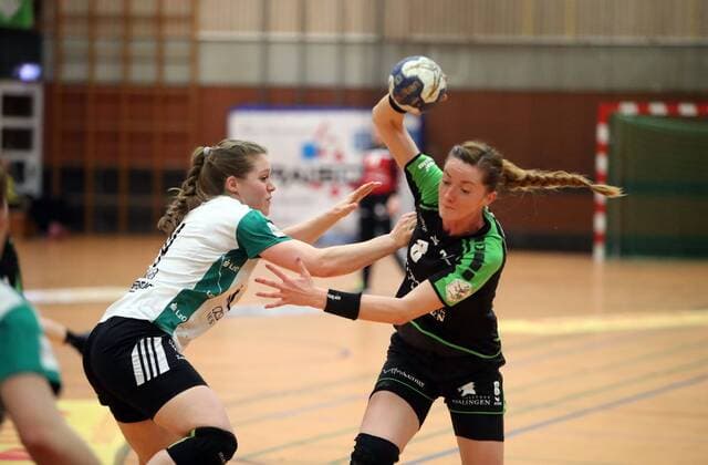 TV Nellingen VfL Oldenburg Germany Ostfildern 10 03 2018 Handball Women Bundesliga Season 2017 2018 TV Nellingen VfL Oldenburg v l Julia Wenzl VfL Oldenburg Roxana Ioneac TV Nellingen