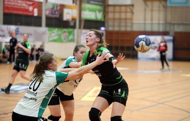 TV Nellingen VfL Oldenburg Germany Ostfildern 10 03 2018 Handball Women Bundesliga Season 2017 2018 TV Nellingen VfL Oldenburg v l Jenny Behrend VfL Oldenburg Roxana Ioneac TV Nellingen
