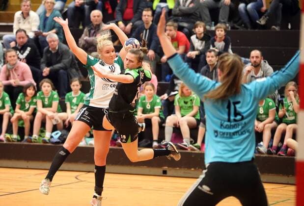 TV Nellingen VfL Oldenburg Germany Ostfildern 10 03 2018 Handball Women Bundesliga Season 2017 2018 TV Nellingen VfL Oldenburg v 1 Simone Spur Petersen VfL Oldenburg Elia Stuttfeld TV Nellingen Madita Kohorst VfL Oldenburg