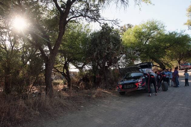 The Norwegian Pilot Andreas Mikkelsen and his co-pilot Anders Jaeger, of the Hyundai Shell Mobil World Rally Team, change a tire prior to the Autodromo de Leon 2 stage, at the Rally of Mexico 2018, state of Guanajuato, Mexico, 10 March 2018. Rally Mexico 2018 !ACHTUNG: NUR REDAKTIONELLE NUTZUNG!  Copyright: xMarioxCastillox MEX52 20180311-636563445298067591