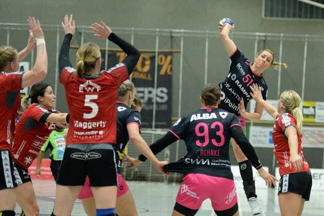 Marija Obradovic TuS Metzingen at the throw Anouk Nieuwenweg HSG Bad Wildungen Vipers R Tamara Haggerty HSG Bad Wildungen Vipers NR 5 in the block Handball 1 Bundesliga Women HSG Bad Wildungen Vipers vs TuS Metzingen 10 03 2018 Bad Wildungen Copyright: xSippel xEibner-Pressefotox EP_rsl