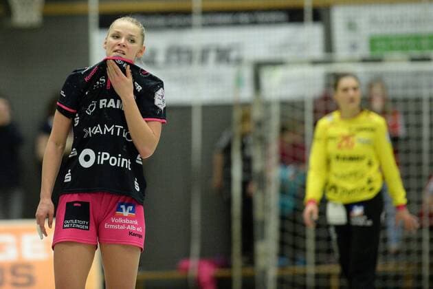 disappointed frustrated emotion after the game Shenia Minevskaja TuS Metzingen L Isabell Roch goalkeeper TuS Metzingen R Handball 1 Bundesliga Women HSG Bad Wildungen Vipers vs TuS Metzingen 10 03 2018 Bad Wildungen Copyright: xSippel xEibner-Pressefotox EP_rsl