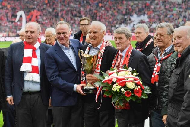 Ehrung,Gruppenfoto fuer verdiente Spieler der Saison 1967, v.li:Uli HOENESS (Höness,Praesident Bayern Muenchen),Karl Heinz RUMMENIGGE, (Vorstandsvorsitzender),Franz (Bulle) ROTH,Werner OLK, halten einen Pokal. Fussball 1. Bundesliga,26. Spieltag,Spieltag26, FC Bayern Muenchen (M)-Hamburger SV (HH) 6-0, am 10.03.2018 in Muenchen Deutschland, A L L I A N Z A R E N A. *** Uli HOENESS Höness President Muenchen Karl Heinz RUMMENIGGE Chairman Franz Bulle ROTH Werner OLK hold a cup Football 1 Bundesliga 26 Gameday Matchday 26 FC Bayern Muenchen M Hamburger SV HH 6 0 am 10 03 2018 in Muenchen Germany ALLIANZ ARENA
