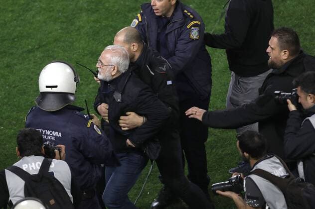 Themen der Woche - SPORT Bilder des Tages - SPORT March 11, 2018 - Thessaloniki, Greece - PAOK owner, businessman Ivan Savvidis invades into the pitch during the Greek League soccer match between PAOK and AEK Athens in the northern Greek city of Thessalonik. Savvidis invaded the pitch twice. The second time, without the overcoat he was wearing before, a pistol was clearly visible in its holder. AEK officials claim Savvidis threatened the referee during his first foray into the pitch, before being pulled away by his retinue. Greece Soccer - ZUMAe114 20180311_zaa_e114_003 Copyright: xEurokinissix