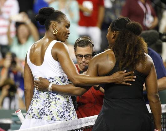 Themen der Woche - SPORT Bilder des Tages - SPORT March 12, 2018 Venus Williams is congratulated by Serena Williams after their match during the BNP Paribas Open at the Indian Wells Tennis Garden in Indian Wells, CA. CSM TENNIS 2018: BNP Paribas Open MAR 12 - ZUMAc04_ 20180312_zaf_c04_180 Copyright: xCharlesxBausx