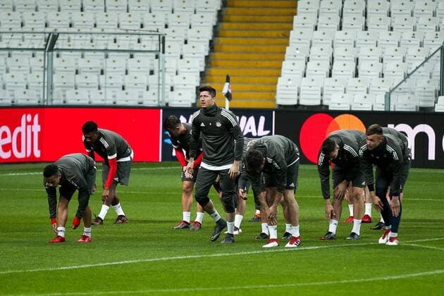 the players make themselves warm Robert Lewandowski 9 FC Bayern Muenchen Training FC Bayern Muenchen Soccer Eighth Finals Champions League 13 03 2018 Istanbul Istanbul Turkey Copyright: xkolbert-press ChristianxKolbertx