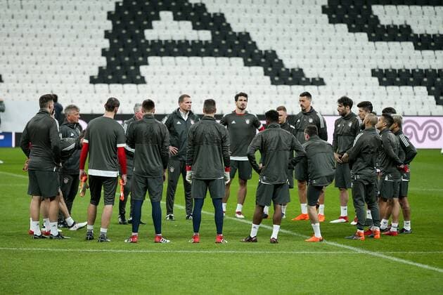The players stand in a circle and listen to the speech of the coach Training FC Bayern Muenchen Football Round of 16 Champions League 13 03 2018 Istanbul Istanbul Turkey Copyright: xkolbert-press ChristianxKolbertx