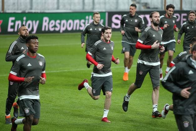 The players are warming up Sebastian Rudy 19 Bayern Munich Muenchen Training Bayern Munich Soccer Eighth-final Champions League 13 03 2018 Istanbul Istanbul Turkey Copyright: xkolbert-press ChristianxKolbertx