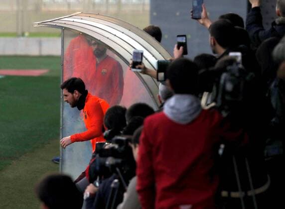 Bilder des Tages - SPORT FC Barcelona Barca s Argentinian striker Lionel Messi (L) attends a training session of the team at the sports complex in Sant Joan Despi, Barcelona, Spain, 13 March 2018. FC Barcelona will face Chelsea FC on a Champions League round of 16 second leg soccer match on 14 March 2018 at the Camp Nou stadium in Barcelona. FC Barcelona s presser !ACHTUNG: NUR REDAKTIONELLE NUTZUNG!  Copyright: xAlbertoxEstevezx GRAF1368 20180313-636565648530666955