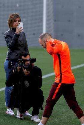 FC Barcelona Barca s Spanish midfielder Andres Iniesta (R) attends a training session of the team at the sports complex in Sant Joan Despi, Barcelona, Spain, 13 March 2018. FC Barcelona will face Chelsea FC on a Champions League round of 16 second leg soccer match on 14 March 2018 at the Camp Nou stadium in Barcelona. FC Barcelona s presser !ACHTUNG: NUR REDAKTIONELLE NUTZUNG!  Copyright: xAlbertoxEstevezx GRAF1367 20180313-636565649187401695