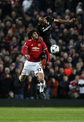 Bilder des Tages - SPORT Steven N Zonzi of Sevilla rises above Marouane Fellaini of Manchester United ManU during the Champions League Round of 16 match at Old Trafford Stadium, Manchester. Picture date: March 13th 2018. Picture credit should read: Andrew Yates Sportimage EDITORIAL USE ONLY. No use with unauthorised audio, video, data, fixture lists, club league logos or live services. Online in-match use limited to 120 images, no video emulation. No use in betting, games or single club league player publications.