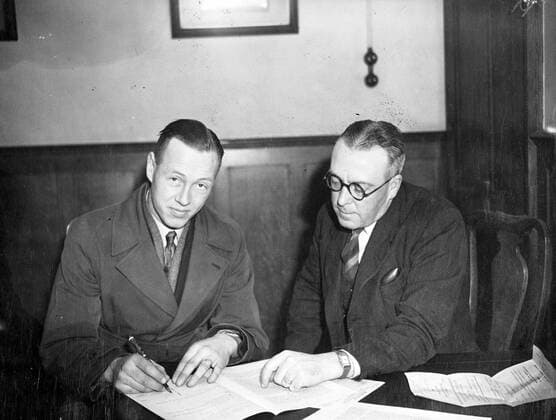 Mono Contact Print PAN895-2 United Kingdom England George Foreman (left) Signing his contract to play for Tottenham Hotspur as centre forward. Joe Hulme, Spurs manager (right) Undated.  UnitedArchives82282763