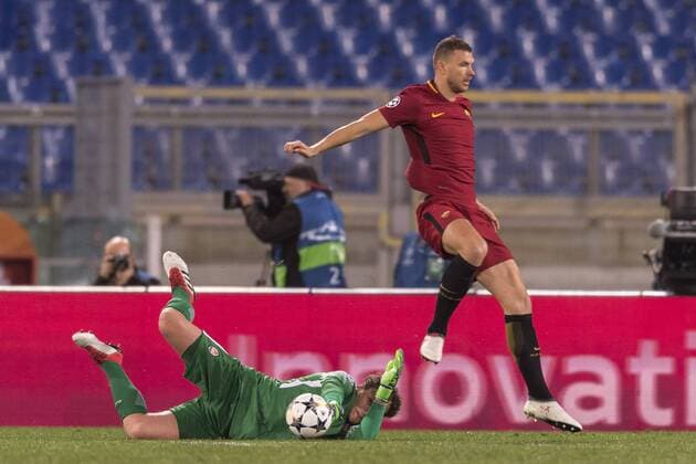 Andrij Pyatov of Shakhtar Donetsk and Edin Dzeko of Roma during the Uefa Champions League Round of 16 Second leg match between Roma 1-0 Shakhtar Donetsk at Olimpic Stadium on March 13, 2018 in Roma, Italy. Noxthirdxpartyxsales  (74139944)